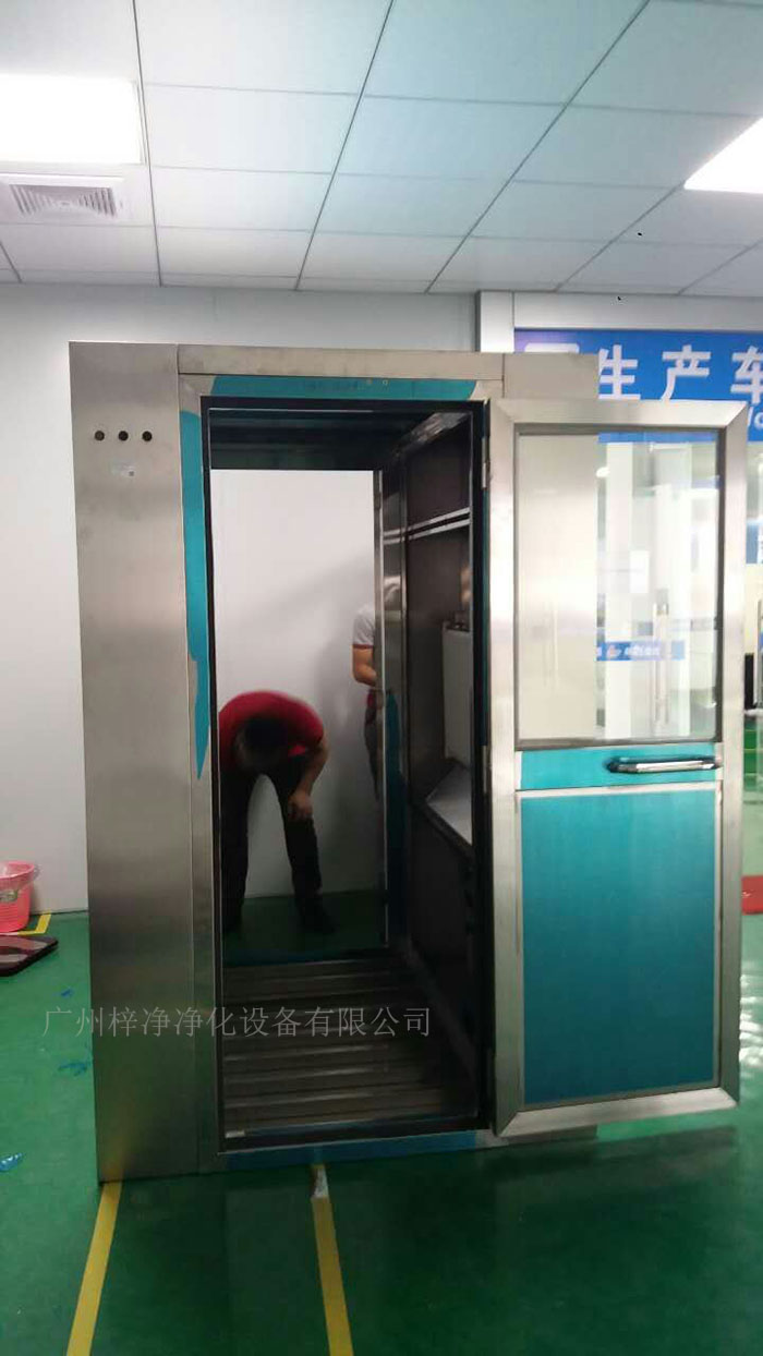 安裝風(fēng)淋室的地面應(yīng)保持平整