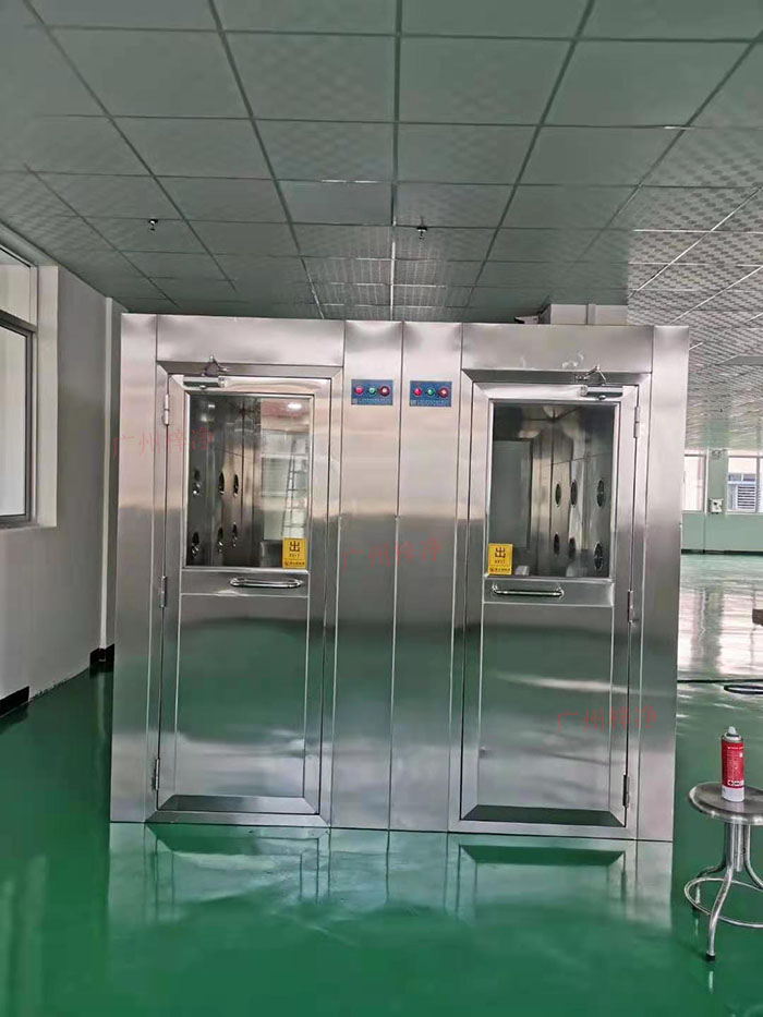 風(fēng)淋室不僅能夠有效控制潔凈室內(nèi)的空氣品質(zhì) 風(fēng)淋室不僅能夠有效控制潔凈室內(nèi)的空氣品質(zhì)