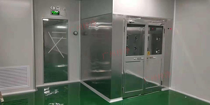 風淋室利用高速氣流對進入潔凈室的人員或物品進行瞬間淋洗 風淋室利用高速氣流對進入潔凈室的人員或物品進行瞬間淋洗