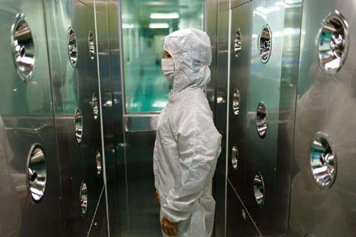 風淋室的設計和使用能夠提高潔凈室的工作效率。 風淋室的設計和使用能夠提高潔凈室的工作效率。