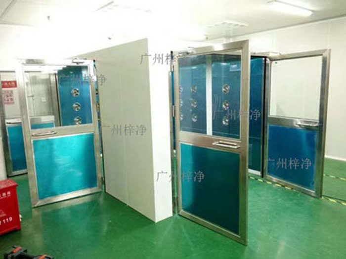 門體與風淋室或貨淋室內部的電氣系統要正確連接,確保門體開啟時,風機能夠自動啟動。 門體與風淋室或貨淋室內部的電氣系統要正確連接,確保門體開啟時,風機能夠自動啟動。
