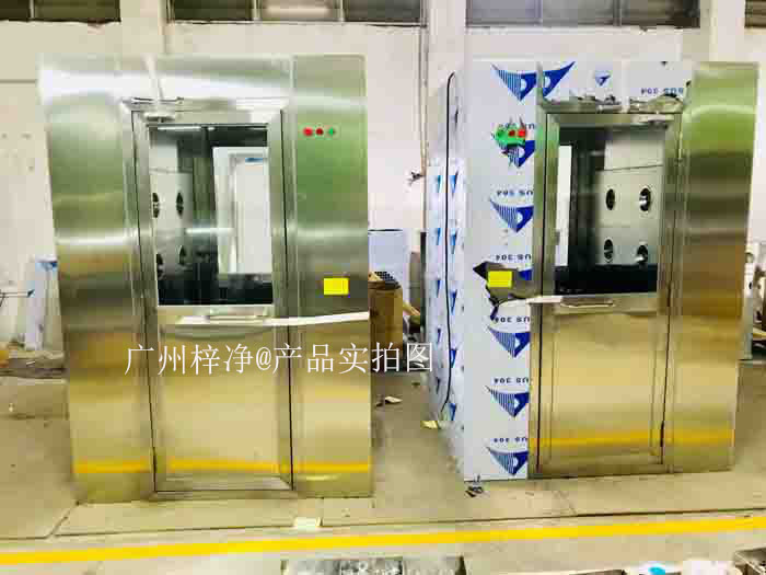 在人員較多的潔凈車間，多人風(fēng)淋室能夠減少人員排隊(duì)等待的時(shí)間，提升整體生產(chǎn)效率。
